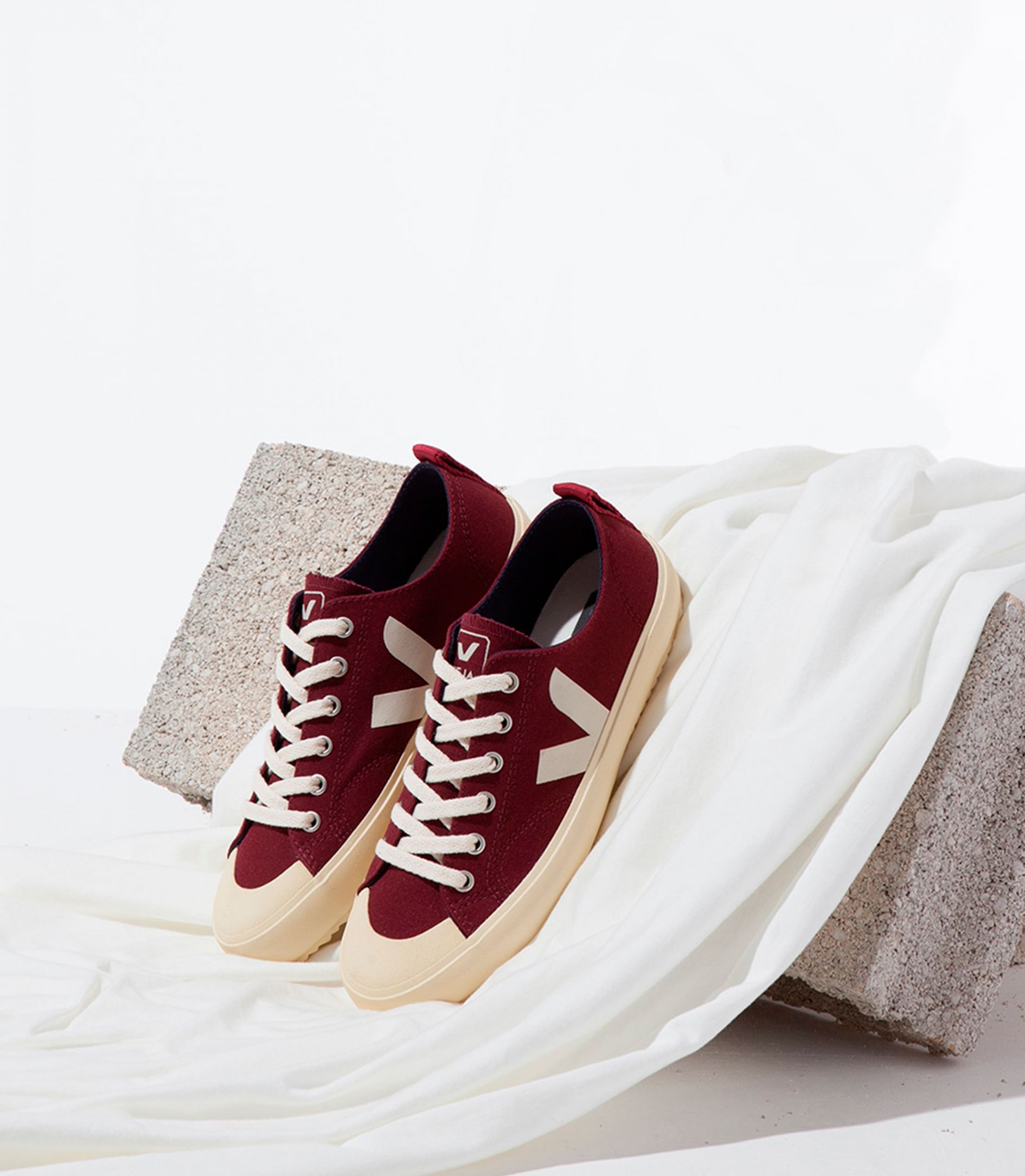 Sapatilhas Veja Nova Canvas Feminino Vermelhas | DH5123086